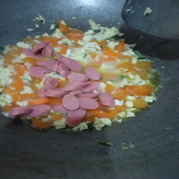 Setelah wortel empuk dan air menyusut, masukkan sosis. Masak sebentar lalu sajikan. Taburu dengan daun bawang