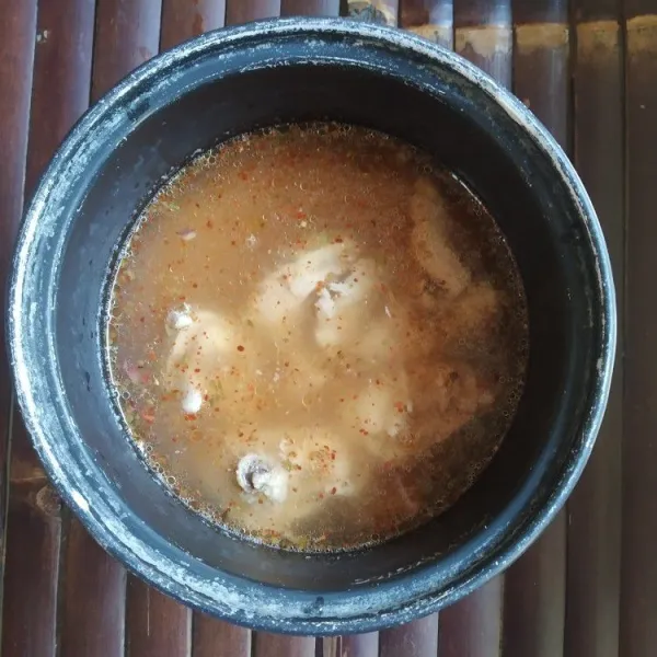 masukkan beras berbumbu kedalam wadah rice cooker, tambahkan air kaldu sebanyak yang dibutuhkan untuk menanak nasi, tambahkan ayam rebus diatasnya