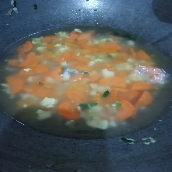 Masukkan air, masak hingga wortel empuk. Tambahkan garam, gula dan kaldu jamur