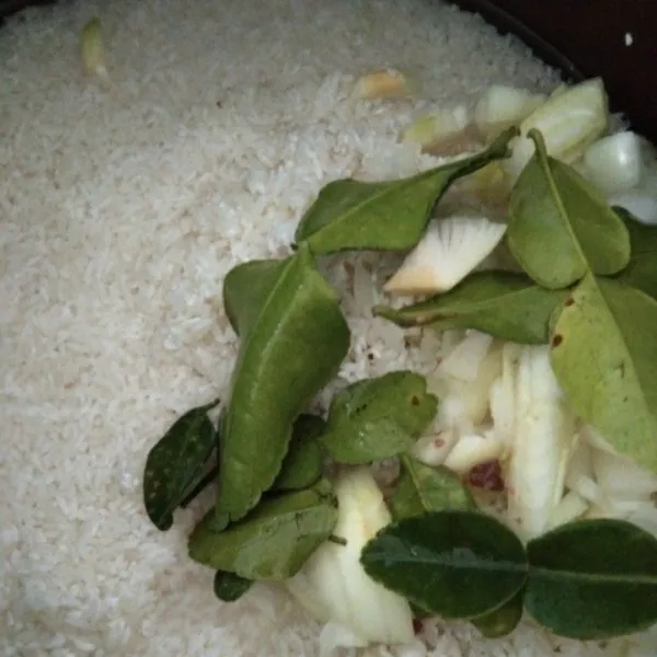 Siapkan beras, daun jeruk dan bawang bombay cincang