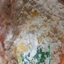 Campurkan terigu, telur, ragi, gula dan garam. Aduk rata.