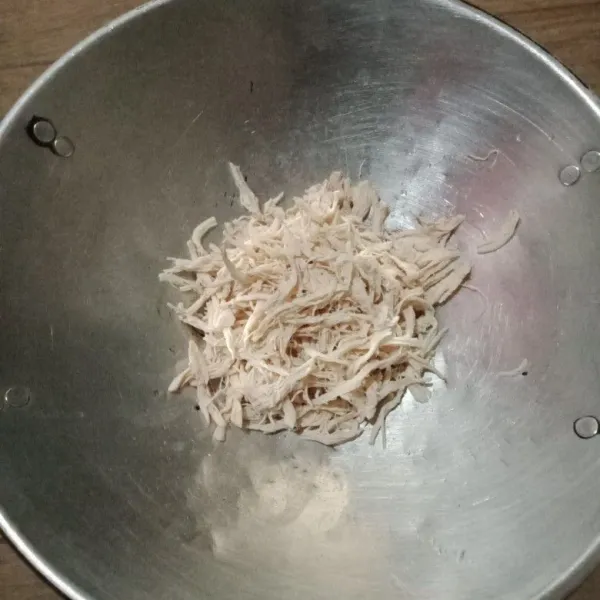 Suwir-suwir daging ayam yang sudah direbus.