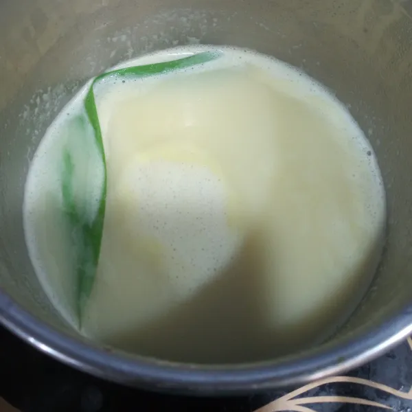 Di lain wadah, campurkan susu kedelai dengan susu kental manis. Aduk rata dan sisihkan.