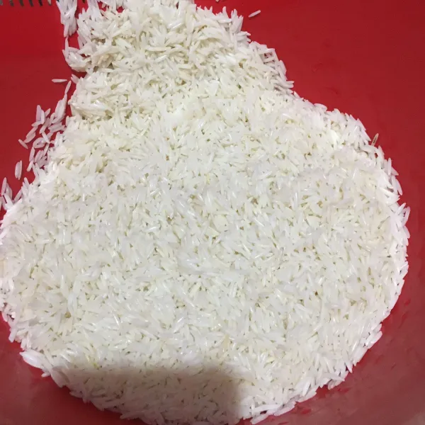 Cuci beras basmathi lalu rendam dengan air selama 1 jam, lalu tiriskan.