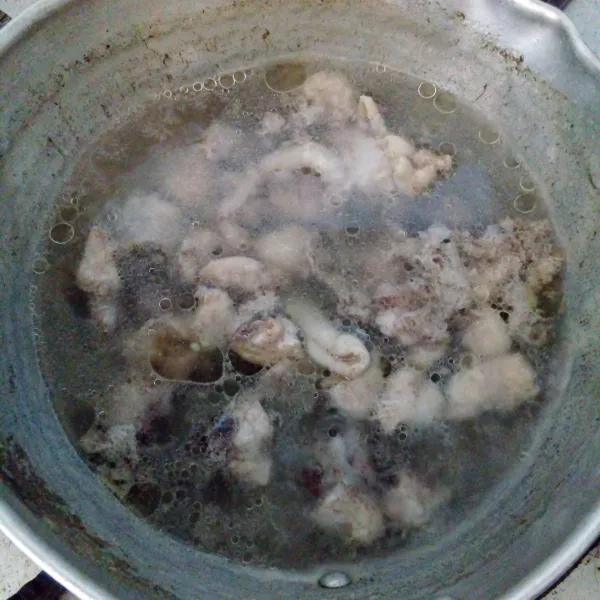 Potong kecil ayam, kemudian cuci bersih. rebus hingga setengah matang. tiriskan dan buang airnya.