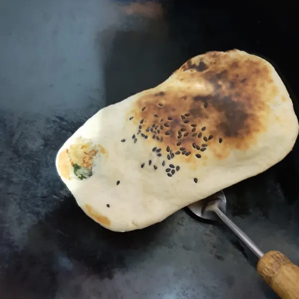 Setelah mulai bergelembung dan berubah warna, angkat tamis bread