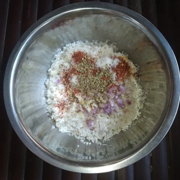 cuci bersih beras, masukkan rajangan bawang merah dan bawang putih, cabe bubuk, garam, merica, oregano