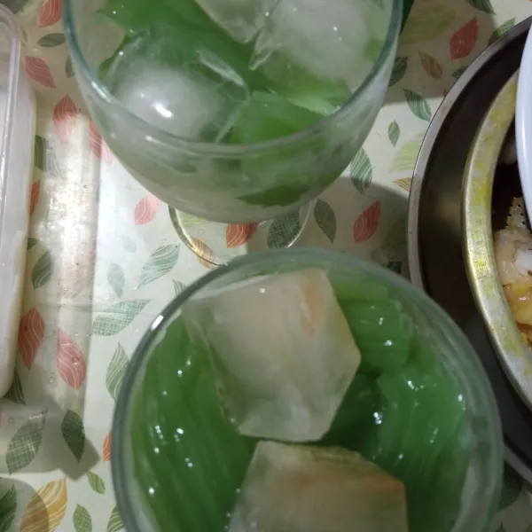 Dalam gelas tadi, tambahkan jelly, kemudian masukkan es batu dan kelapa muda.