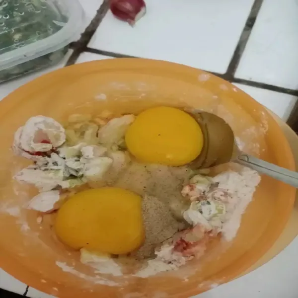 Masukkan telur, ladaku, garam, royco. Aduk hingga tercampur rata.