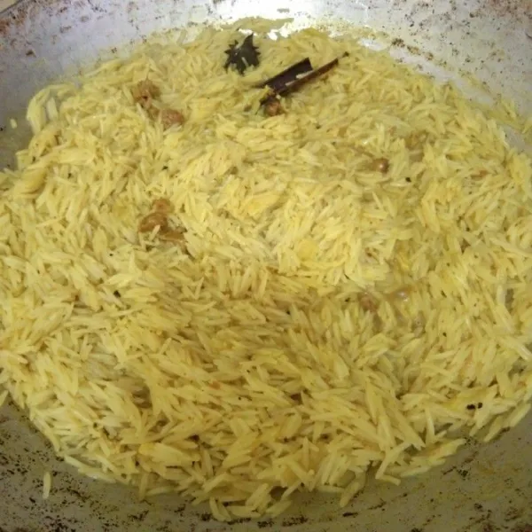 Masak hingga meyerap dan beras mengembang, lalu kukus selama 30 hingga beras matang, sisihkan