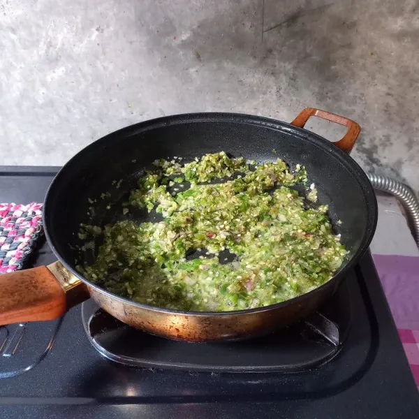 Tumis dengan minyak goreng sampai harum.