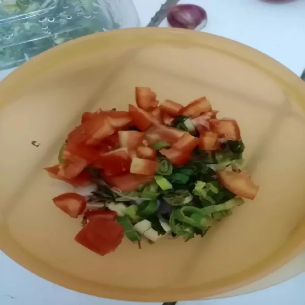 Campurkan duo bawang tomat, daun bawang & seledri.