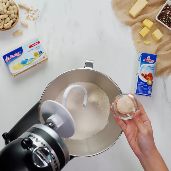 Masukan tepung terigu, gula pasir, ragi, garam, dan susu ke dalam mixer, lalu aduk dengan mixer hingga kalis. Istirahatkan adonan selama 20 menit.