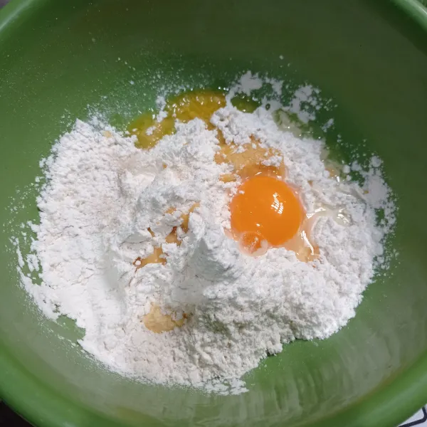campur tepung terigu, kuning telur, garam, margarin cair, dan margarin kedalam wadah
