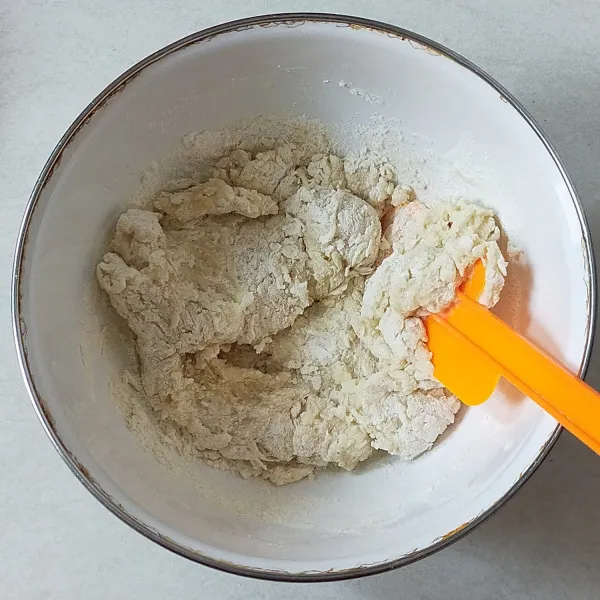 Campur tepung terigu, telur dan garam lalu tambahkan air secukupnya.