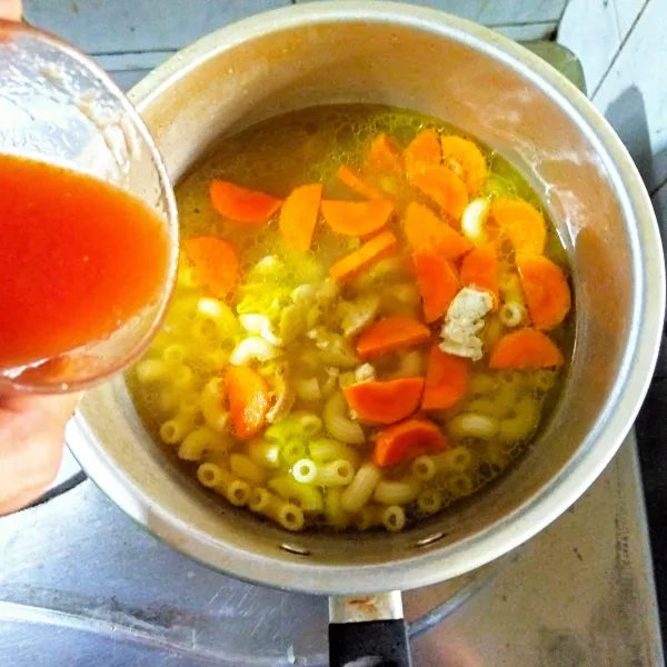 Didihkan kaldu, kemudian masukan makaroni, wortel, ayam suwir, sari tomat, dan bumbu-bumbu. Masak hingga sayuran matang, cek rasa. Angkat.