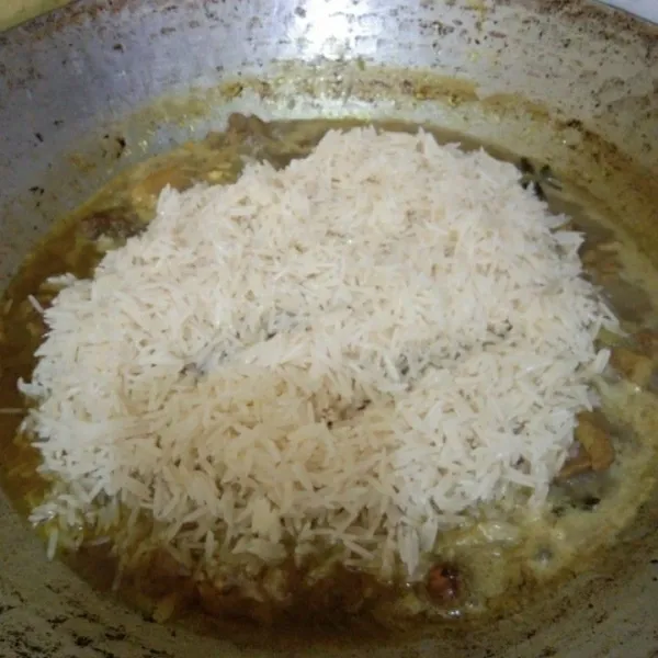 masukan beras basamati, aduk dan masak hingga menyerap dan beras mengembang