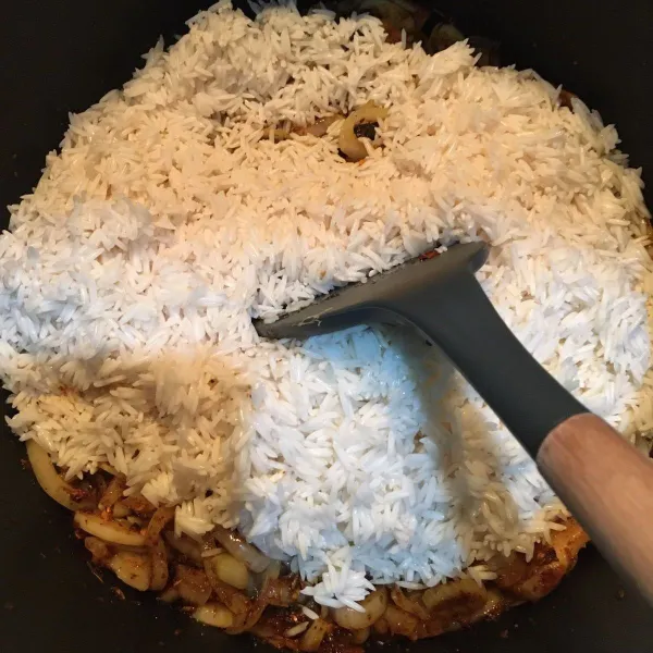 Masukkan beras.