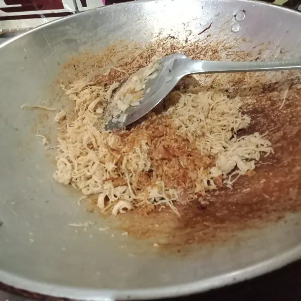 Setelah daging ayam kering taburi dengan bawang merah goreng.