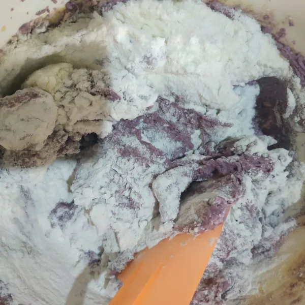 Masukkan tepung sedikit demi sedikit sambil diaduk perlahan menggunakan spatula.