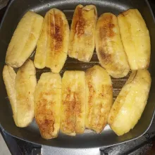 Penyet sedikit pisang agar agak pipih. Kemudian panggang di atas teflon dengan sedikit margarin hingga kecokelatan, angkat, lalu sisihkan.