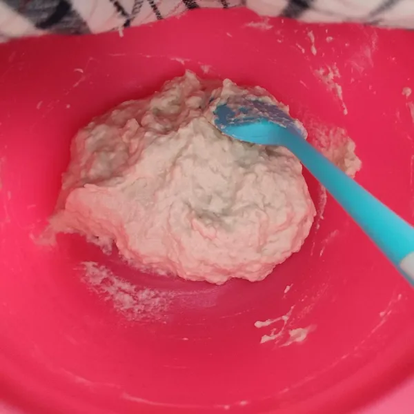 Diamkan adonan selama 45-60 menit. Tutup dengan lap bersih.