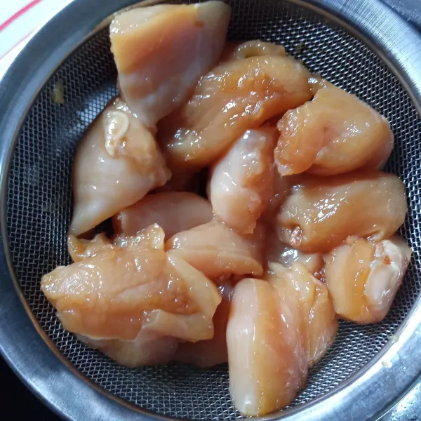 Tiriskan ayam dari cairan marinasinya.