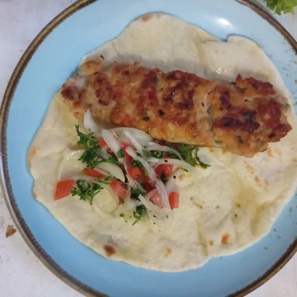 Penyajian : ambil satu lembar Turkish tortilla, beri salat dan adana chicken. Sajikan.