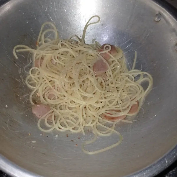 Terakhir masukan spaghetti, bumbui juga garam, lada bubuk, dan parsley flakes. Aduk rata masak sebentar saja, cek rasa, matikan api.