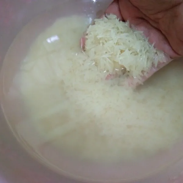 Cuci bersih beras basamati, kemudian rendam selama 1 jam dan tiriskan