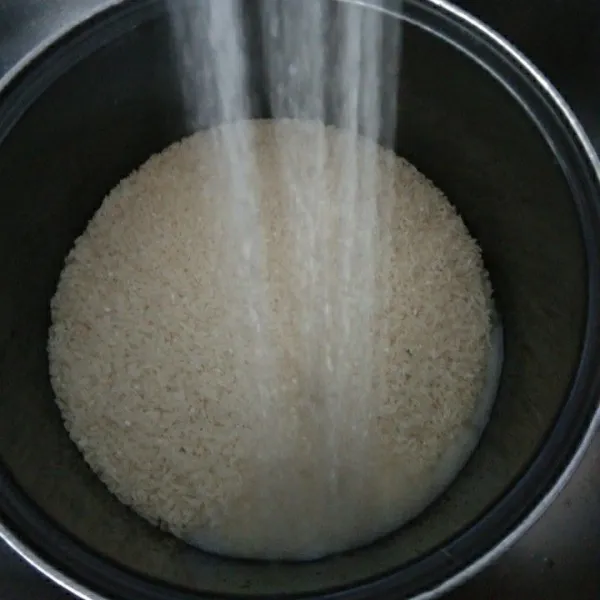 Cuci bersih beras kemudian tiriskan