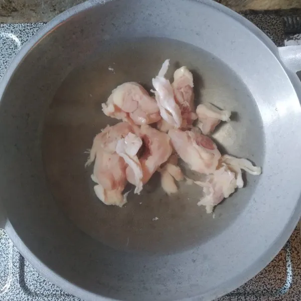 rebus ayam hingga matang dan empuk, sisihkan air kaldunya