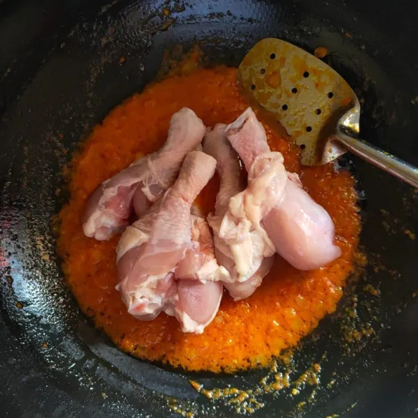 Masukan daging ayam tumis hingga ayam berubah warna.