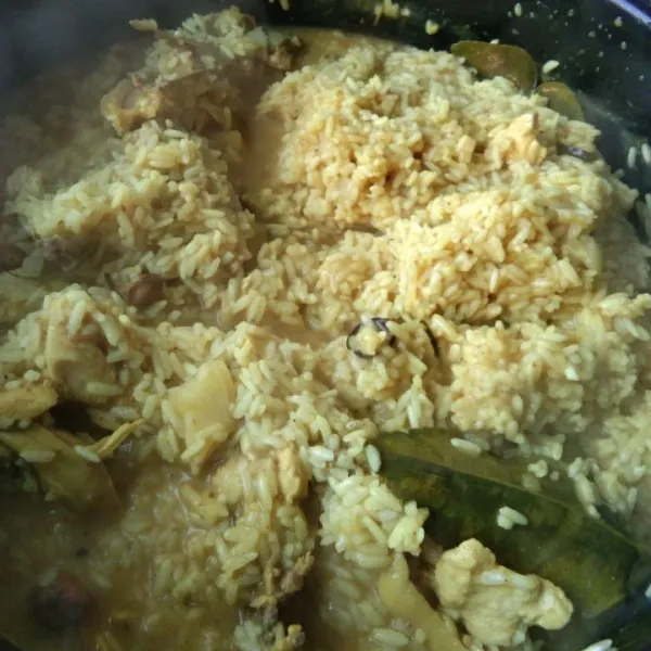 Masak hingga menyerap dan beras mengembang, kukus nasi hingga matang, tambahkan minyak samin, aduk rata selagi nasi masih panas