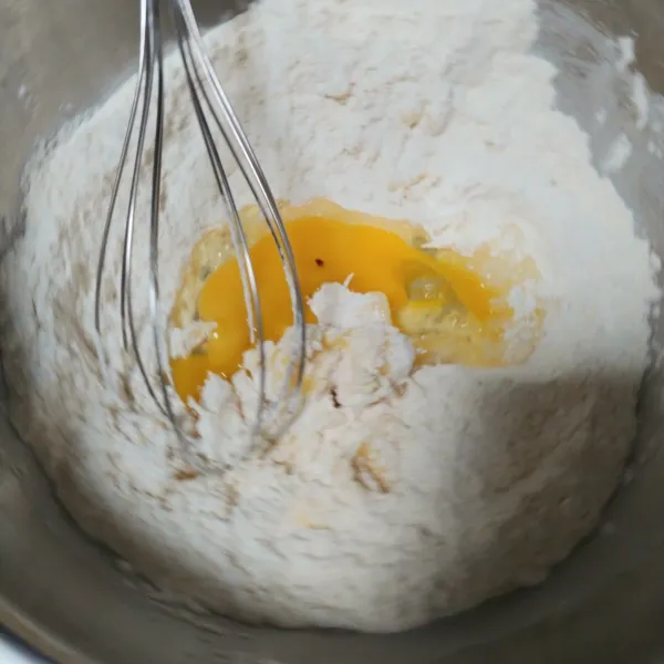 masukan telur aduk hingga rata