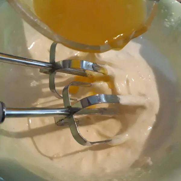 Tuang margarin cair, aduk perlahan agar tercampur rata
