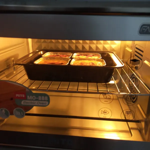 Masukan sutlac ke dalam oven yang sudah dipanaskan 200°C selama 20 menit dengan api atas. Sutlac akan sedikit mengembung saat di panggang, usahakan tidak mengisi sampah penuh.