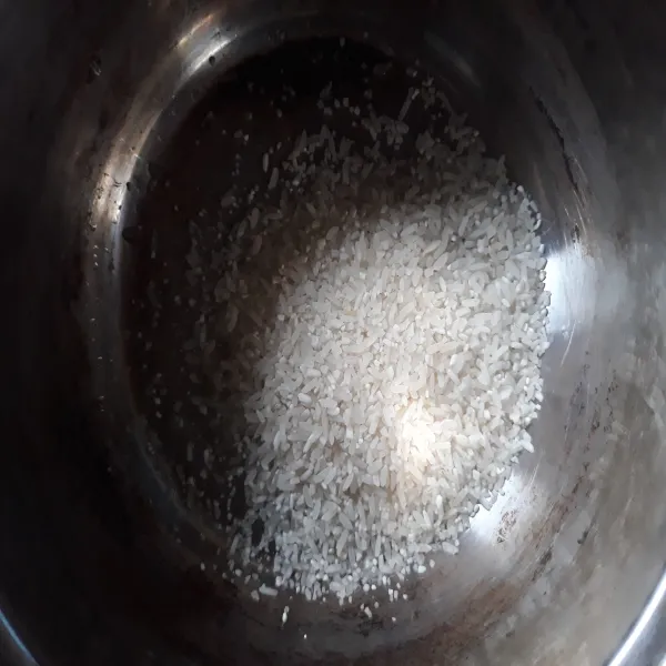 Siapkan beras. Cuci bersih hingga 3x.