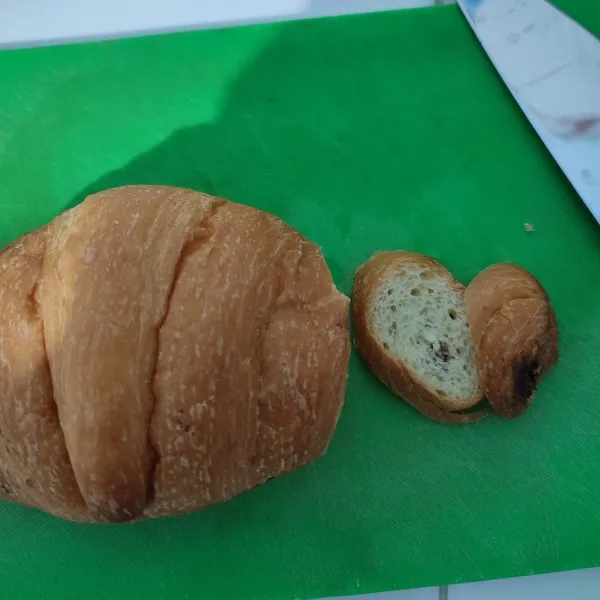 Siapkan croissant kemudian potong-potong.