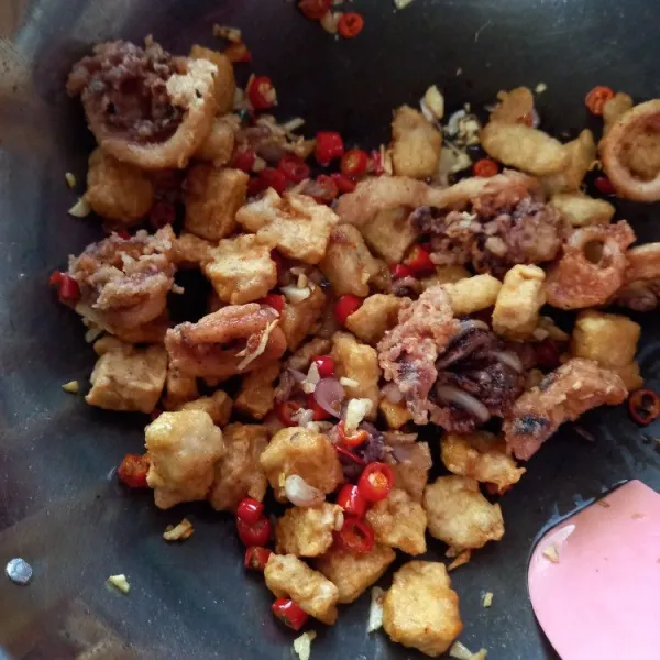 Kemudian masukkan tempe dan cumi. Beri gula, garam dan kaldu bubuk secukupnya, aduk merata. Lalu sajikan.