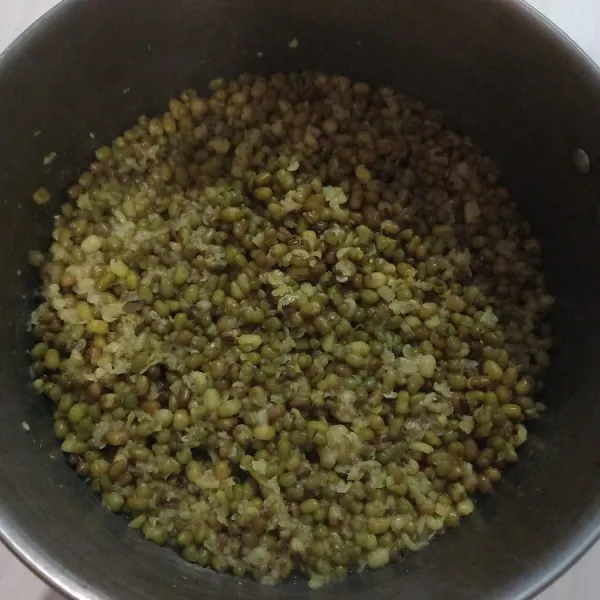 Cuci bersih kacang hijau, kemudian rebus sampai lunak dan airnya menyusut, blender kacang hijau sampai halus kemudian sisihkan terlebih dahulu.