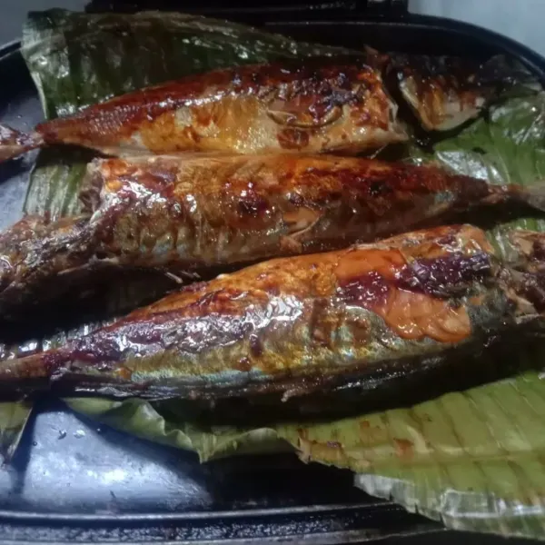 Bakar ikan (aku pakai happycall) hingga matang sambil diberi olesan sisa bumbu.