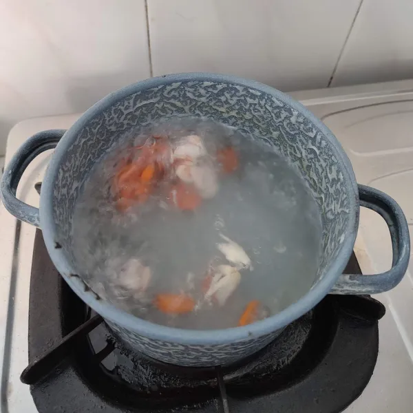 Potong kotak ayam fillet, kemudian rebus dalam air mendidih sampai berubah warna. Masukkan wortel, irisan bawang merah dan bawang putih.