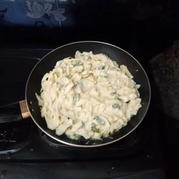 Panaskan 3 sdm minyak dengan api kecil, masukkan adonan lalu ratakan kemudian tutup wajan, masak hingga sisi bawahnya matang.