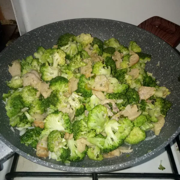 Masak hingga brokoli cukup matangnya