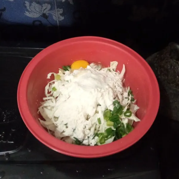Tambahkan tepung terigu, tepung beras, telur, garam, gula dan merica bubuk, aduk rata.