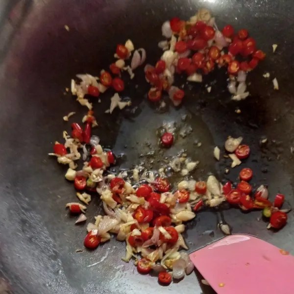 Panaskan sedikit minyak, lalu tumis bawang merah dan bawang putih sampai harum. Masukkan cabai keriting, masak sampai cabai terlihat layu.