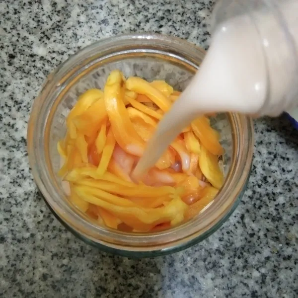 Tuang yoghurt, aduk rata.