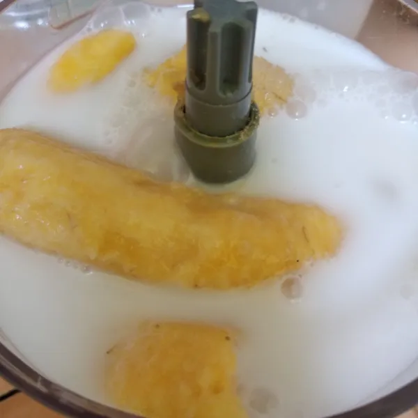Masukkan bahan lapisan pisang ke dalam blender, kemudian proses hingga lembut.