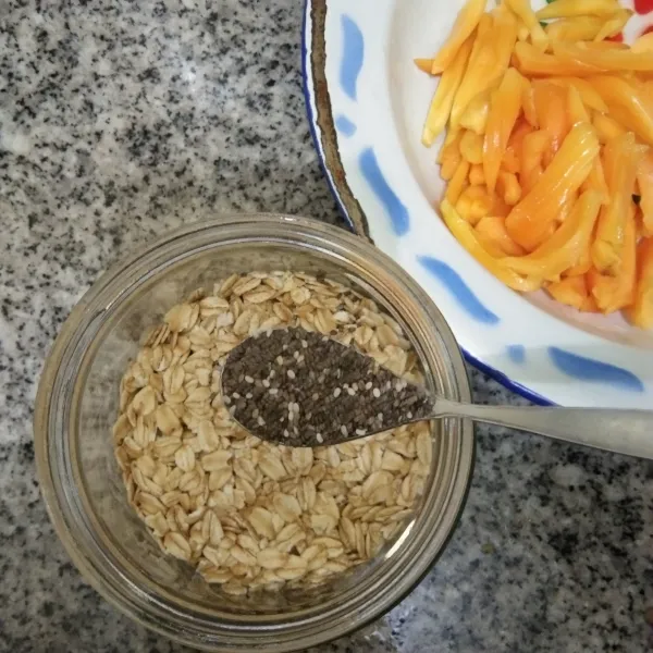 Siapkan jar, tuang rolled oats kedalamnya tambahkan chia seeds.